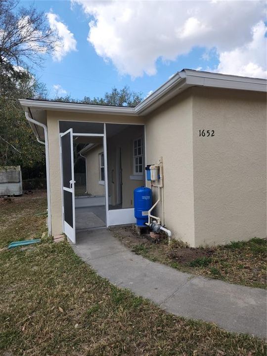 For Sale: $172,900 (2 beds, 1 baths, 915 Square Feet)