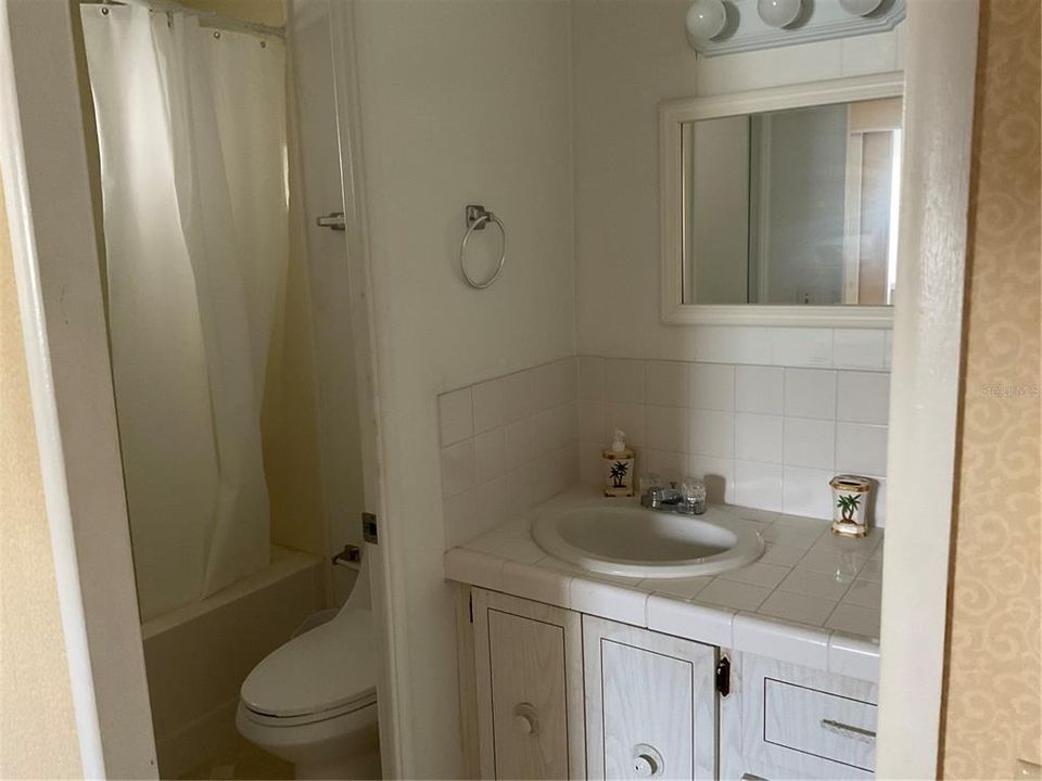 На продажу: $119,900 (2 спален, 2 ванн, 1104 Квадратных фут)