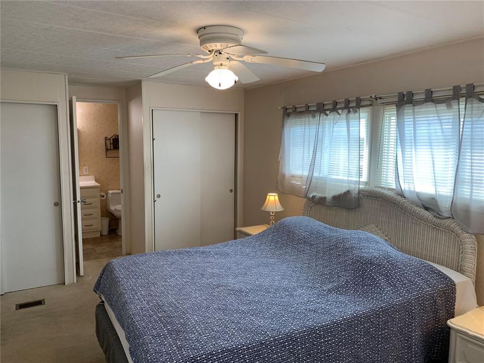 На продажу: $119,900 (2 спален, 2 ванн, 1104 Квадратных фут)