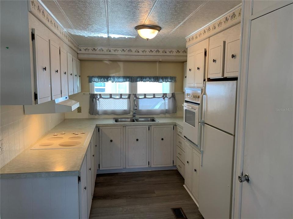 На продажу: $119,900 (2 спален, 2 ванн, 1104 Квадратных фут)