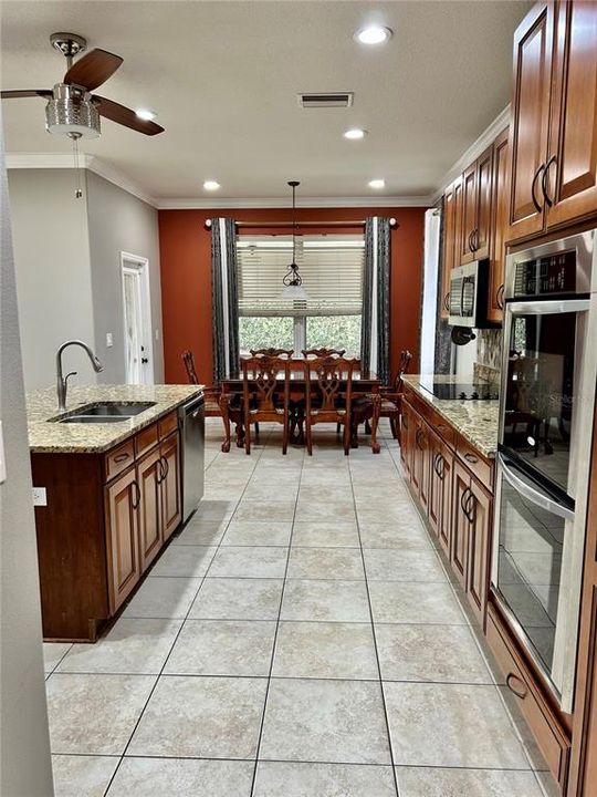 Activo con contrato: $3,995 (4 camas, 3 baños, 3825 Pies cuadrados)