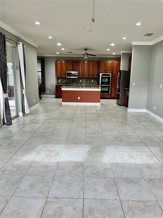 Activo con contrato: $3,995 (4 camas, 3 baños, 3825 Pies cuadrados)