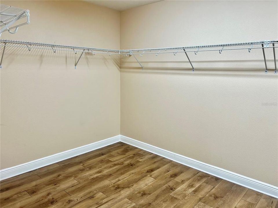 Activo con contrato: $3,995 (4 camas, 3 baños, 3825 Pies cuadrados)