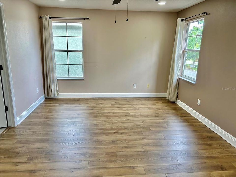 Activo con contrato: $3,995 (4 camas, 3 baños, 3825 Pies cuadrados)