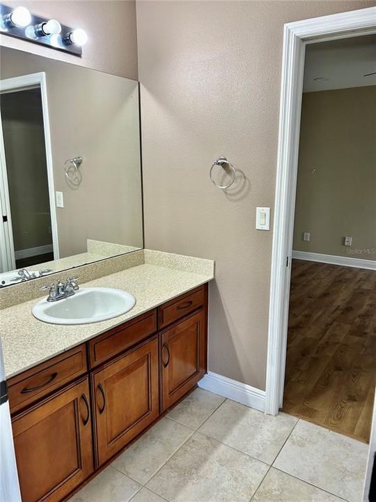 Activo con contrato: $3,995 (4 camas, 3 baños, 3825 Pies cuadrados)