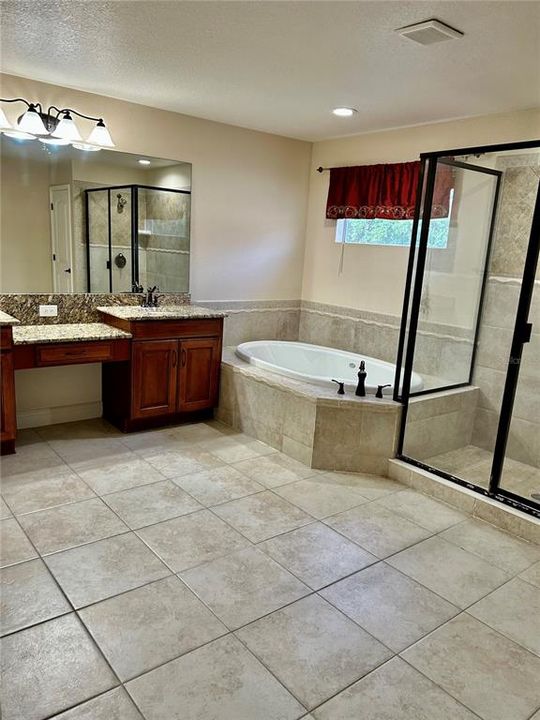 Activo con contrato: $3,995 (4 camas, 3 baños, 3825 Pies cuadrados)