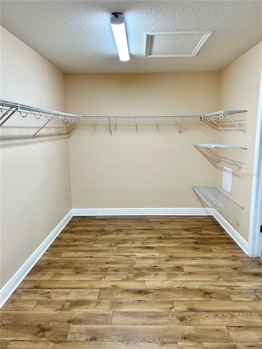 Activo con contrato: $3,995 (4 camas, 3 baños, 3825 Pies cuadrados)