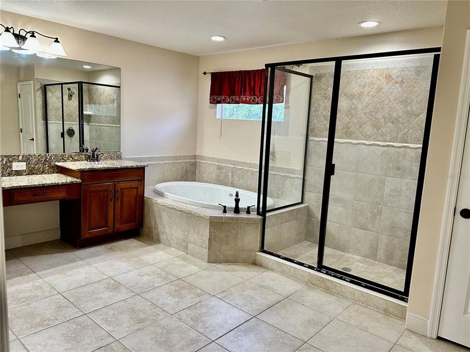 Activo con contrato: $3,995 (4 camas, 3 baños, 3825 Pies cuadrados)
