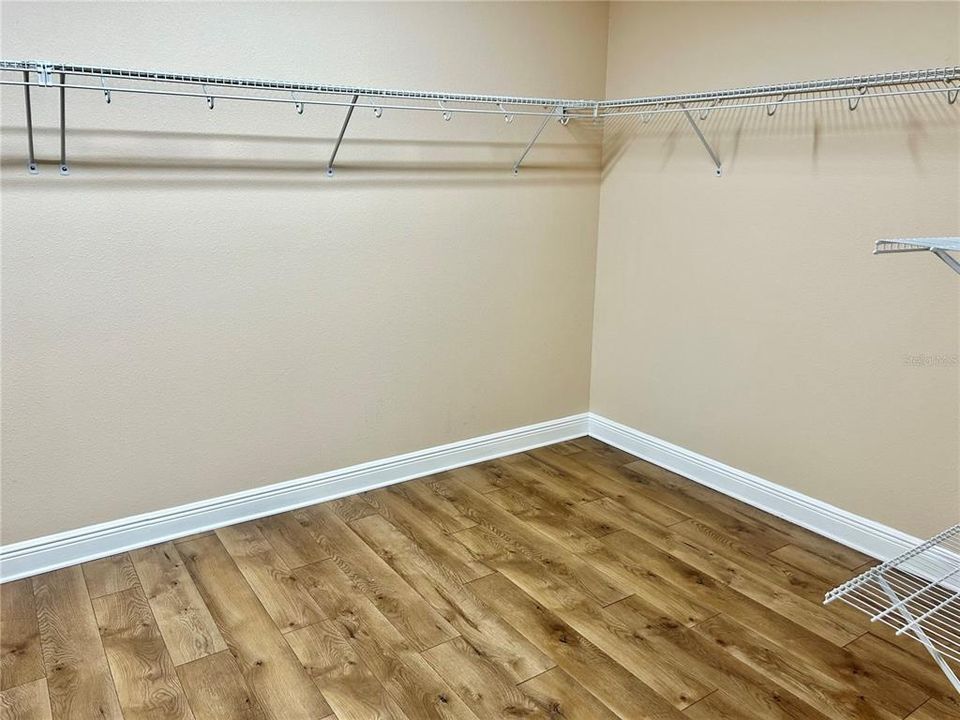 Activo con contrato: $3,995 (4 camas, 3 baños, 3825 Pies cuadrados)