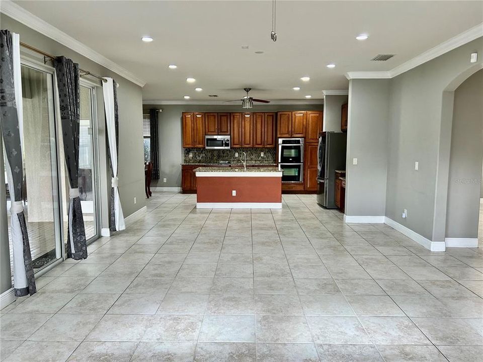 Activo con contrato: $3,995 (4 camas, 3 baños, 3825 Pies cuadrados)