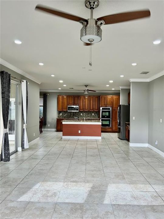 Activo con contrato: $3,995 (4 camas, 3 baños, 3825 Pies cuadrados)