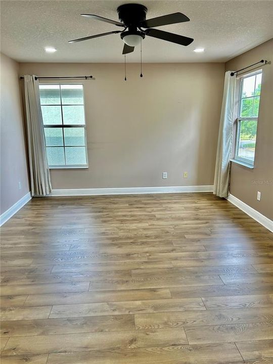 Activo con contrato: $3,995 (4 camas, 3 baños, 3825 Pies cuadrados)