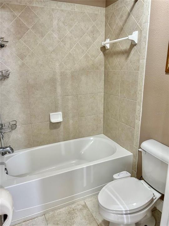 Activo con contrato: $3,995 (4 camas, 3 baños, 3825 Pies cuadrados)