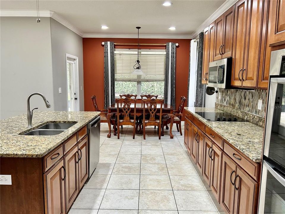 Activo con contrato: $3,995 (4 camas, 3 baños, 3825 Pies cuadrados)
