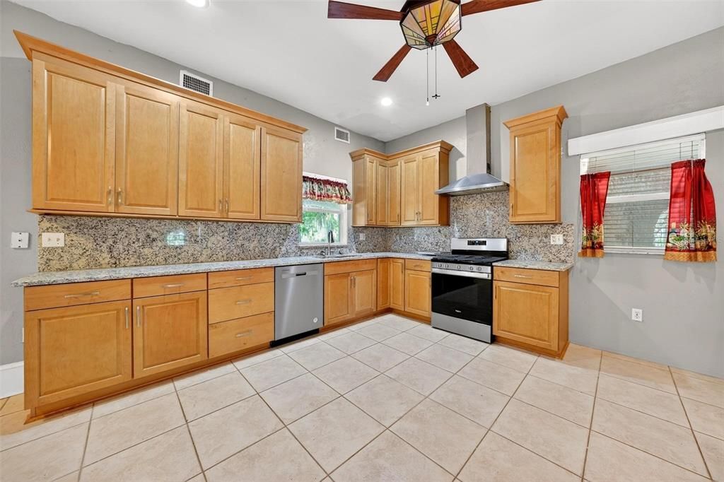 Active With Contract: $399,900 (6 beds, 3 baths, 3165 Square Feet)