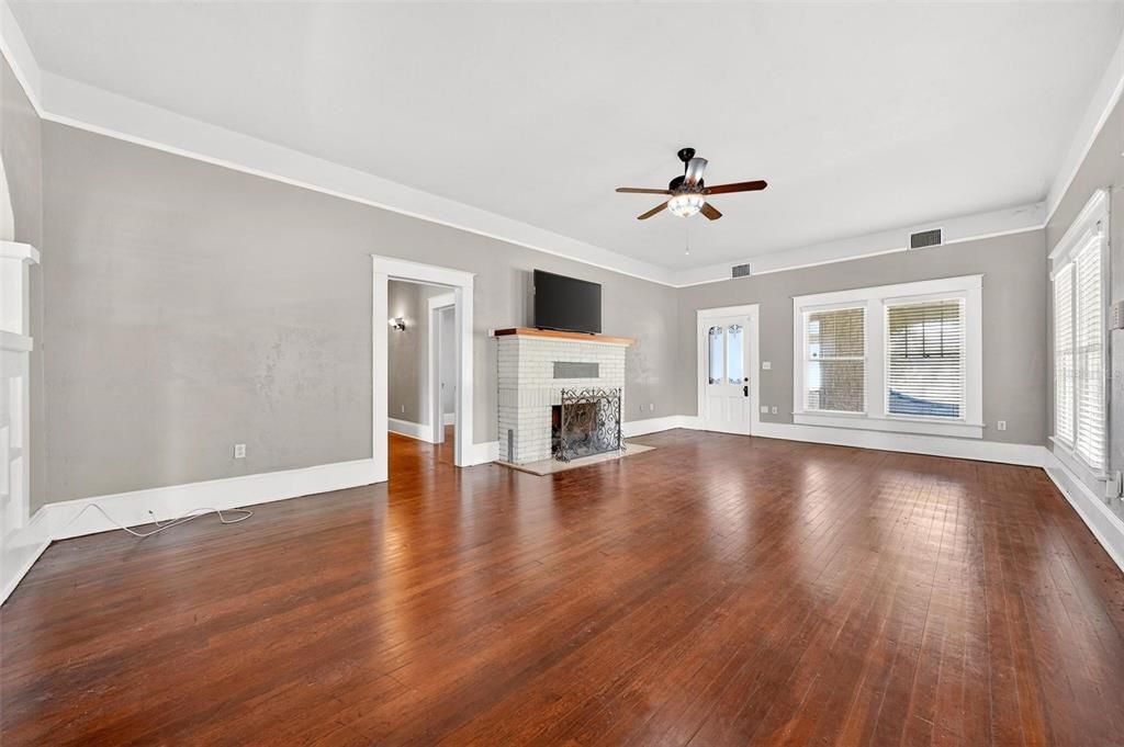 Active With Contract: $399,900 (6 beds, 3 baths, 3165 Square Feet)