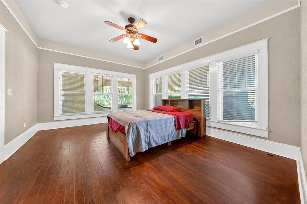 Active With Contract: $399,900 (6 beds, 3 baths, 3165 Square Feet)