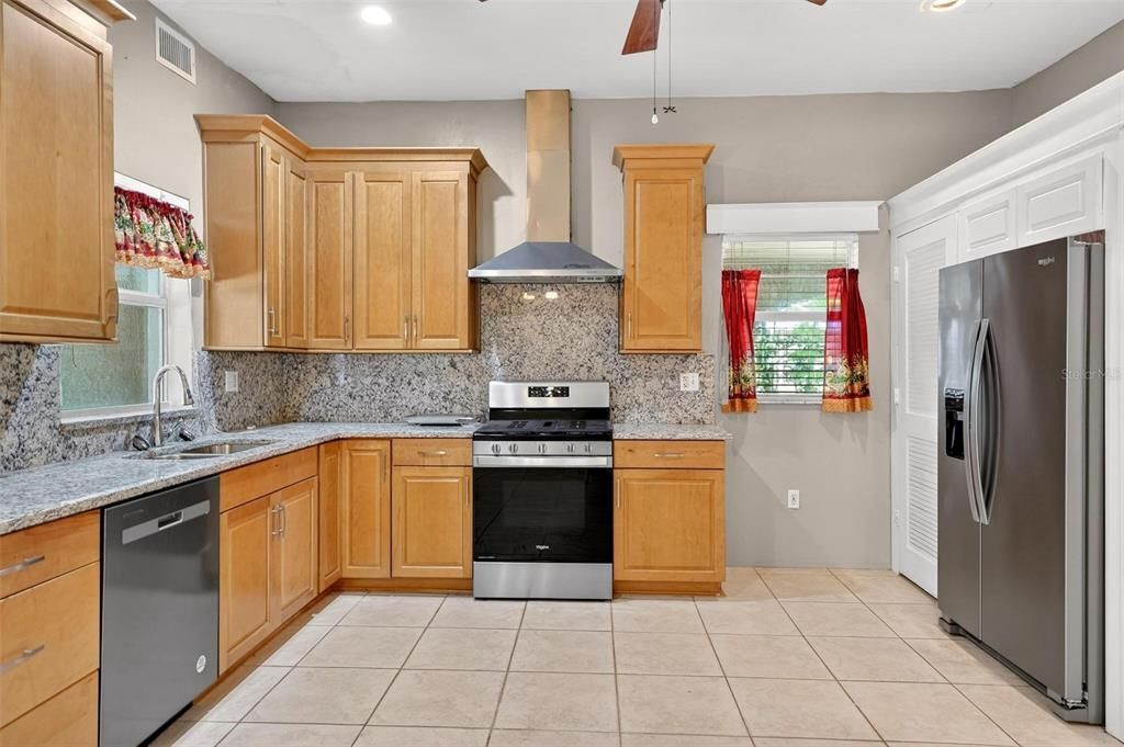 Active With Contract: $399,900 (6 beds, 3 baths, 3165 Square Feet)