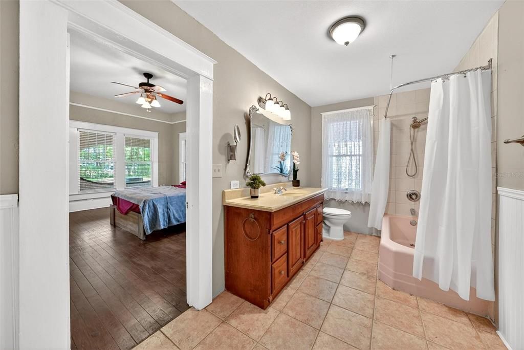 Active With Contract: $399,900 (6 beds, 3 baths, 3165 Square Feet)