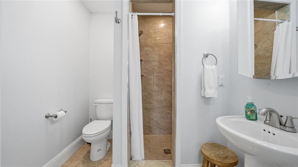 En Venta: $1,199,000 (4 camas, 3 baños, 1946 Pies cuadrados)