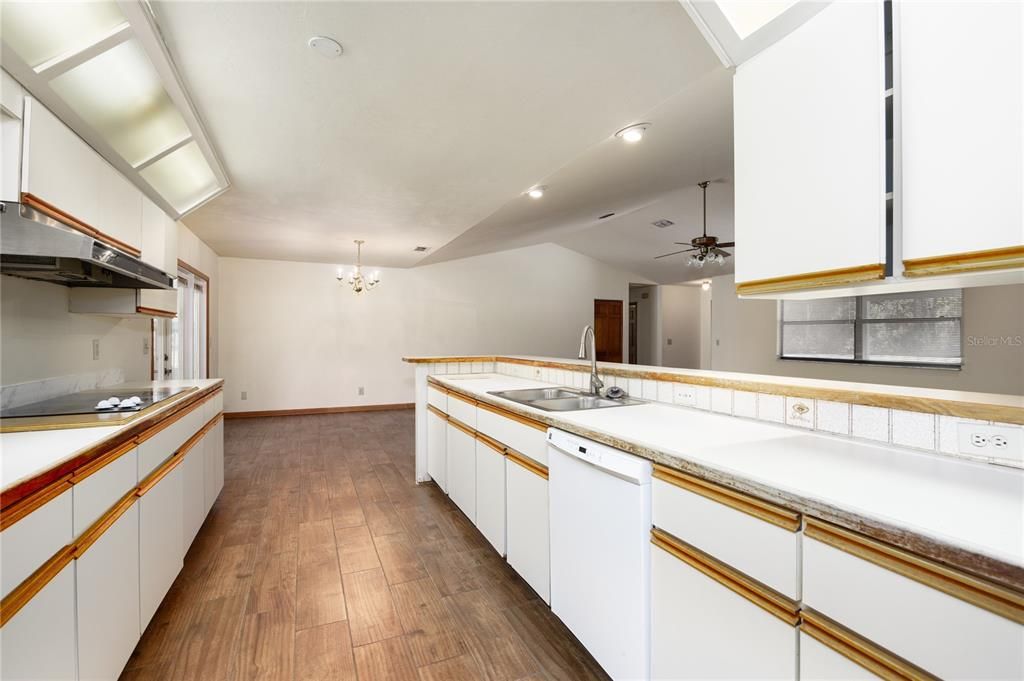 En Venta: $280,000 (3 camas, 3 baños, 1854 Pies cuadrados)