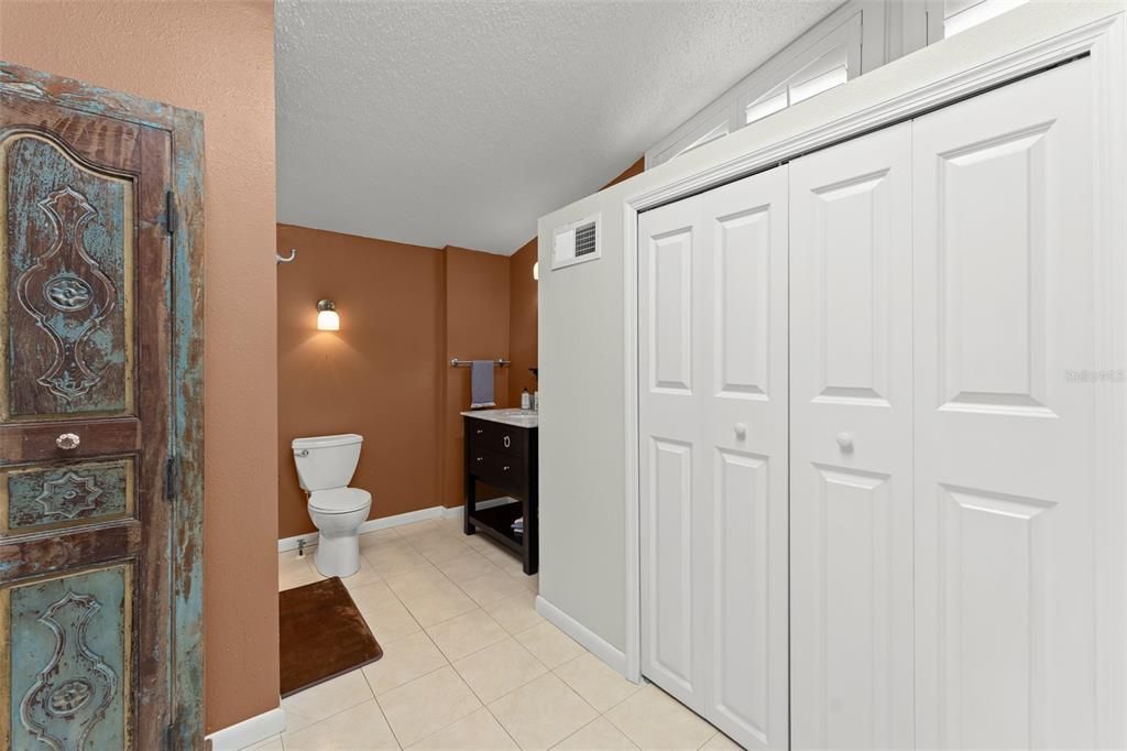 合同活跃: $1,595,000 (3 贝兹, 2 浴室, 2354 平方英尺)