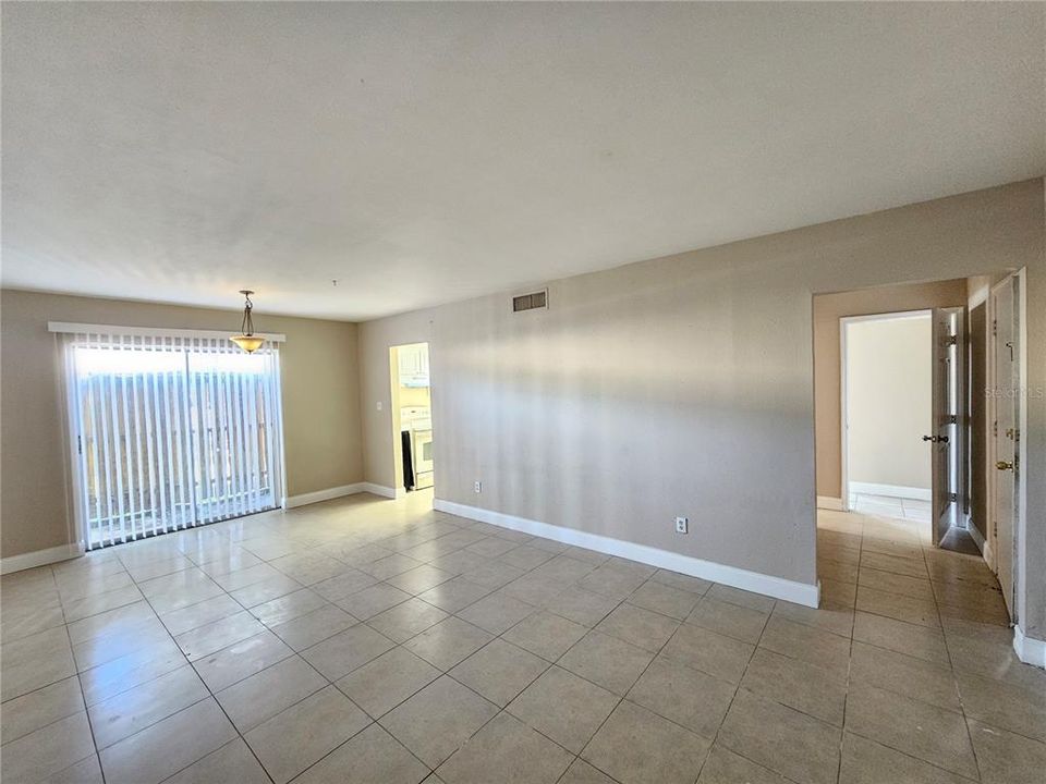 For Rent: $1,250 (1 beds, 1 baths, 700 Square Feet)