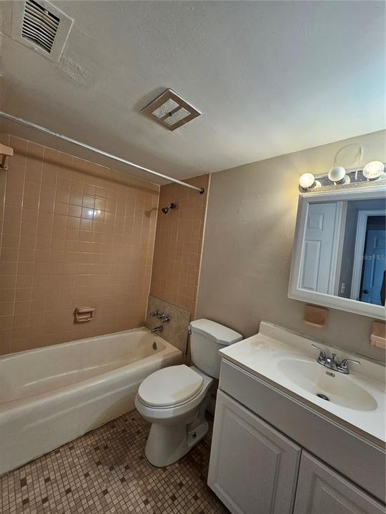 For Rent: $1,250 (1 beds, 1 baths, 700 Square Feet)