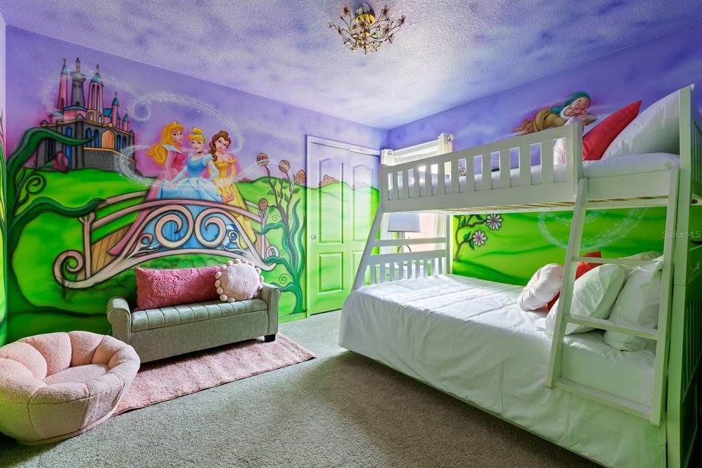 Activo con contrato: $695,900 (8 camas, 6 baños, 4041 Pies cuadrados)
