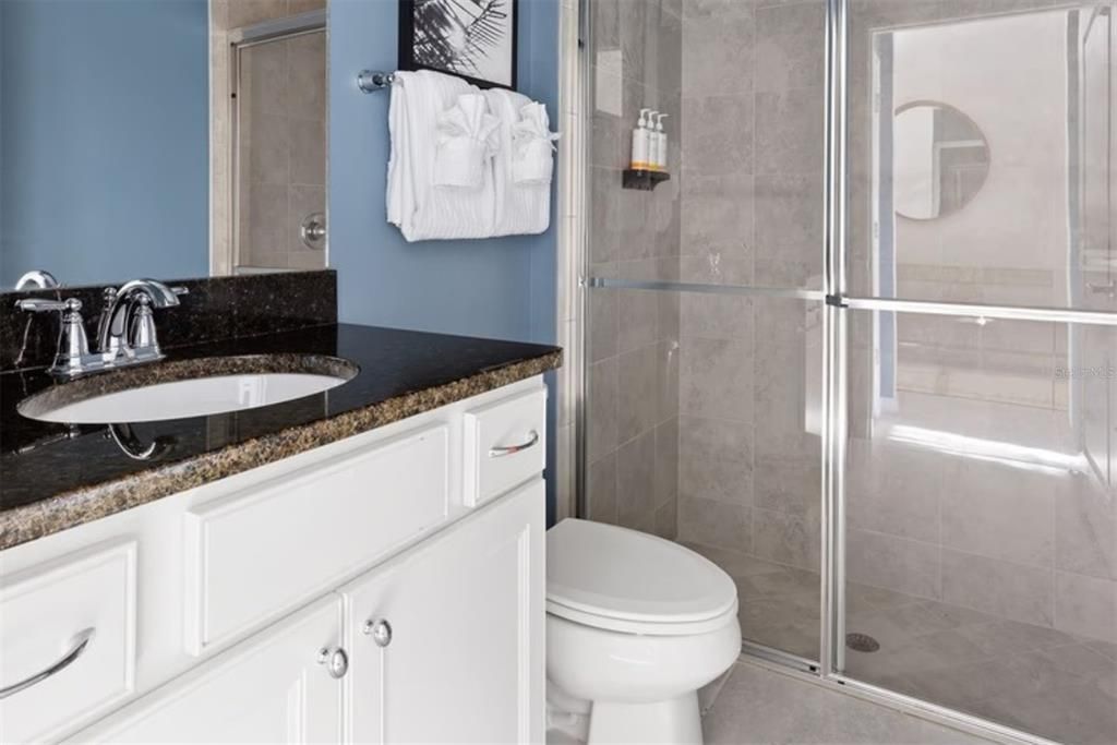 Activo con contrato: $695,900 (8 camas, 6 baños, 4041 Pies cuadrados)