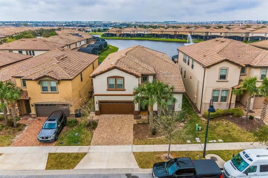 Activo con contrato: $695,900 (8 camas, 6 baños, 4041 Pies cuadrados)