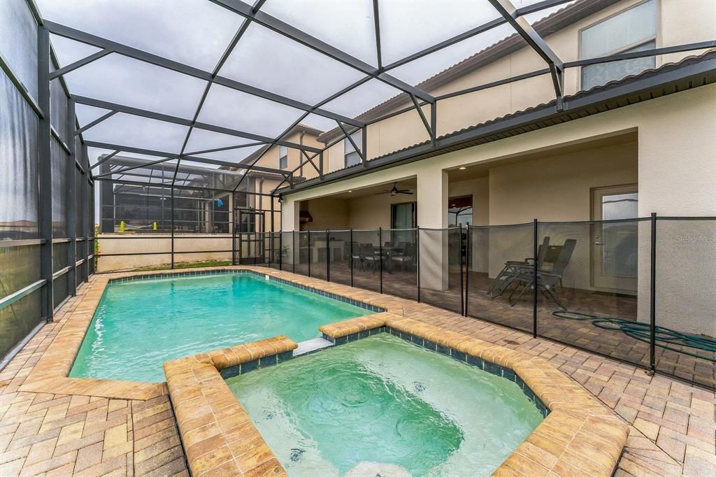 Activo con contrato: $695,900 (8 camas, 6 baños, 4041 Pies cuadrados)