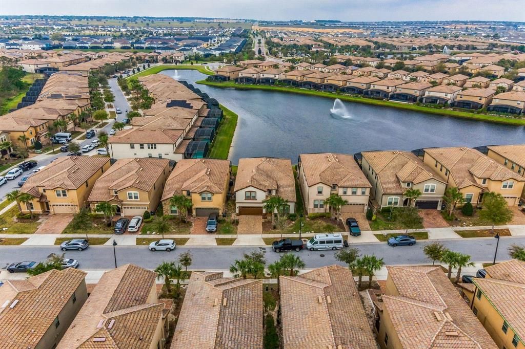 Activo con contrato: $695,900 (8 camas, 6 baños, 4041 Pies cuadrados)