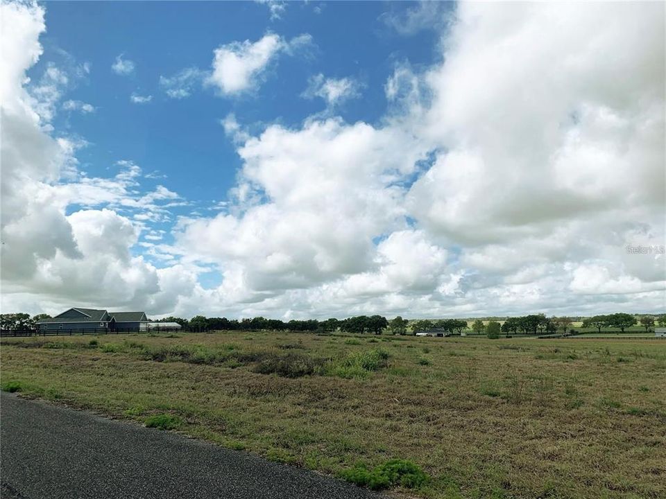 En Venta: $140,000 (3.26 acres)