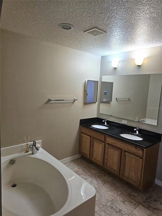 Active With Contract: $2,000 (4 beds, 2 baths, 2846 Square Feet)