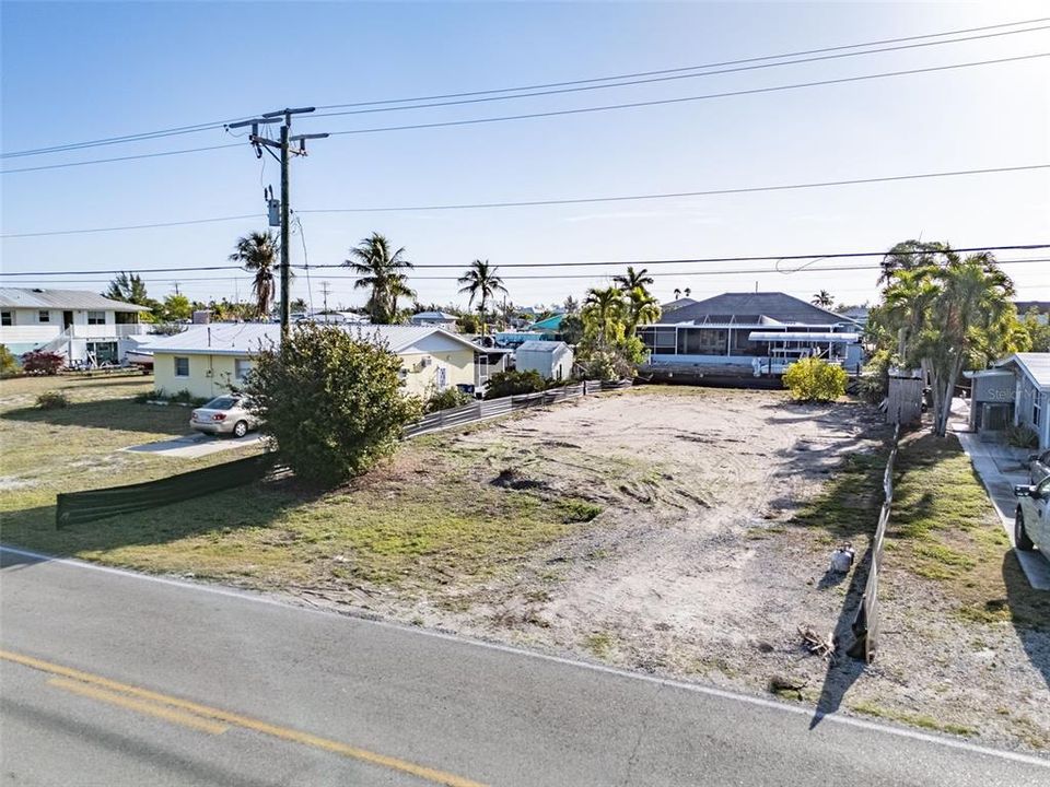 На продажу: $185,000 (0.18 acres)