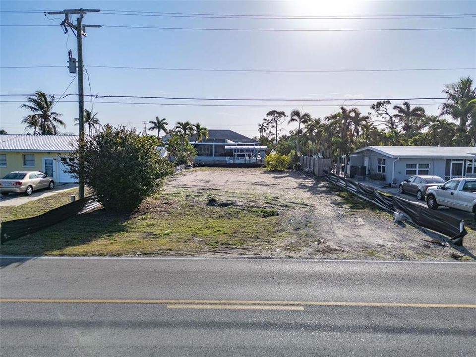 На продажу: $185,000 (0.18 acres)