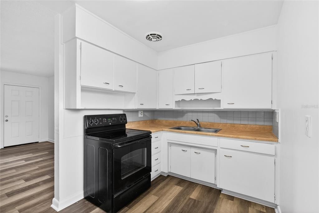 Active With Contract: $175,000 (2 beds, 1 baths, 850 Square Feet)