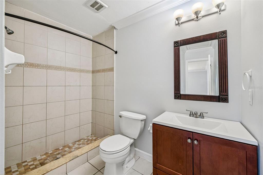 На продажу: $139,999 (2 спален, 2 ванн, 967 Квадратных фут)