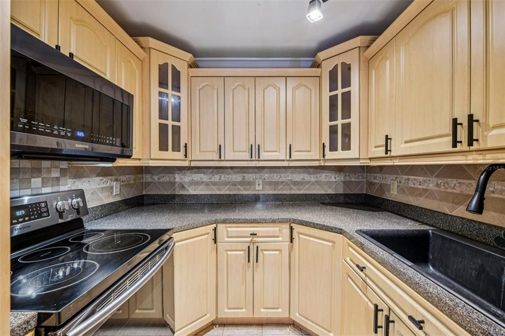 На продажу: $139,999 (2 спален, 2 ванн, 967 Квадратных фут)