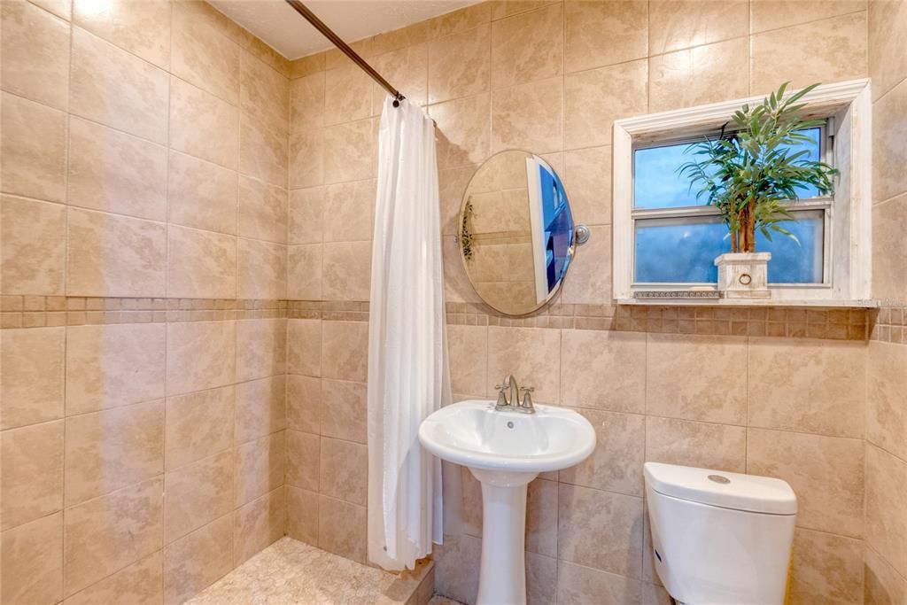 Activo con contrato: $949,000 (5 camas, 3 baños, 3692 Pies cuadrados)