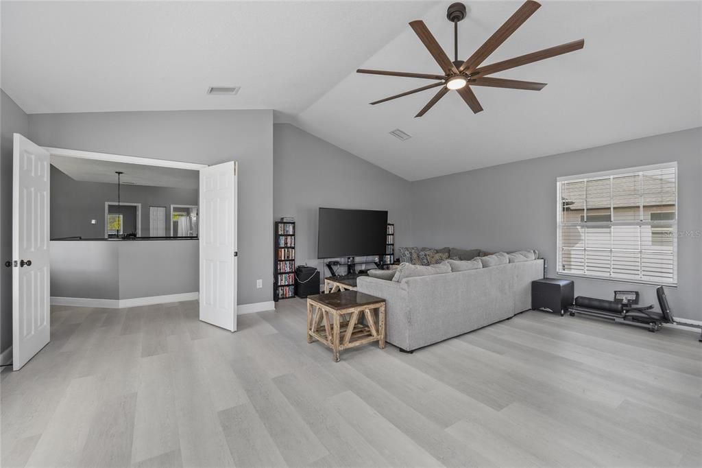 Activo con contrato: $949,000 (5 camas, 3 baños, 3692 Pies cuadrados)