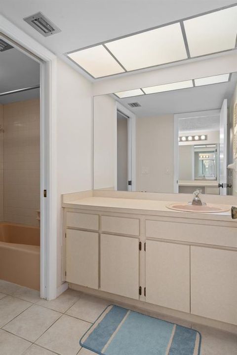 Под контрактом: $149,900 (2 спален, 2 ванн, 1025 Квадратных фут)