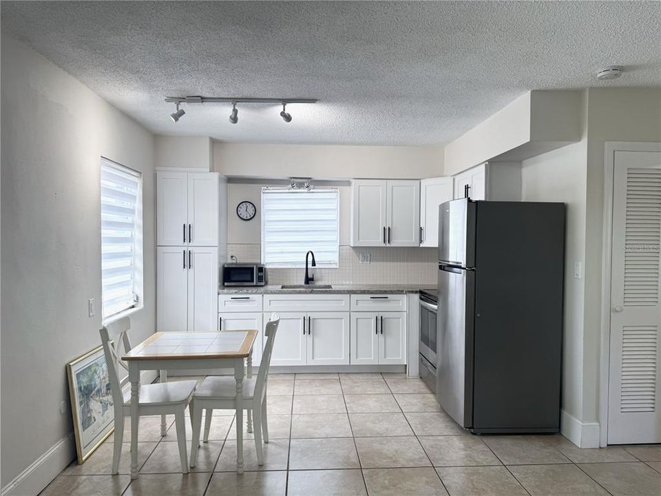 For Rent: $1,750 (1 beds, 1 baths, 700 Square Feet)