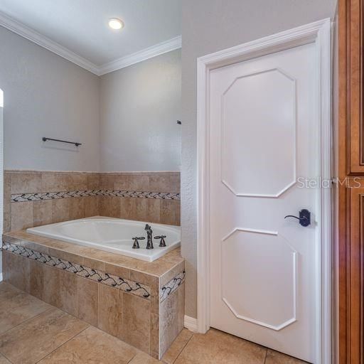 Activo con contrato: $3,900 (4 camas, 3 baños, 2510 Pies cuadrados)