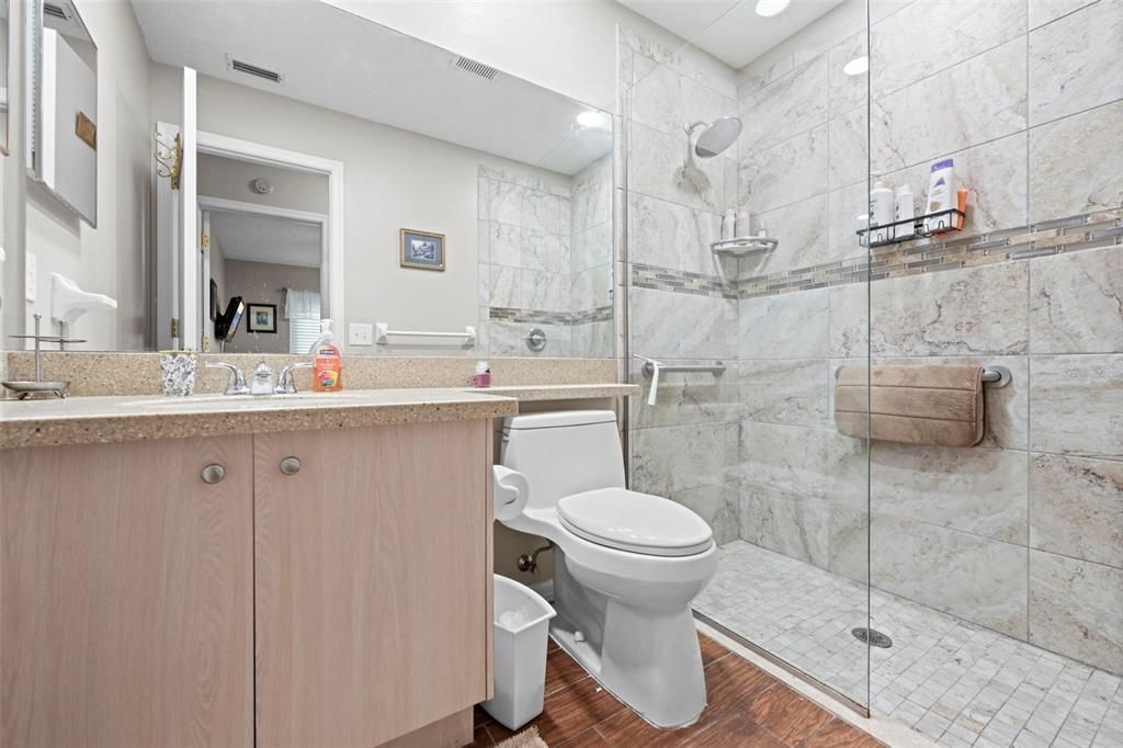Activo con contrato: $375,000 (3 camas, 2 baños, 1949 Pies cuadrados)