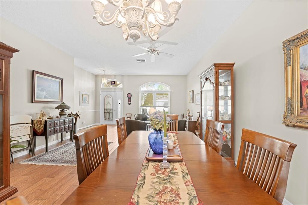 Activo con contrato: $375,000 (3 camas, 2 baños, 1949 Pies cuadrados)