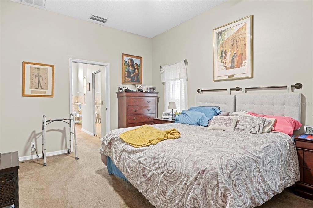 Activo con contrato: $375,000 (3 camas, 2 baños, 1949 Pies cuadrados)