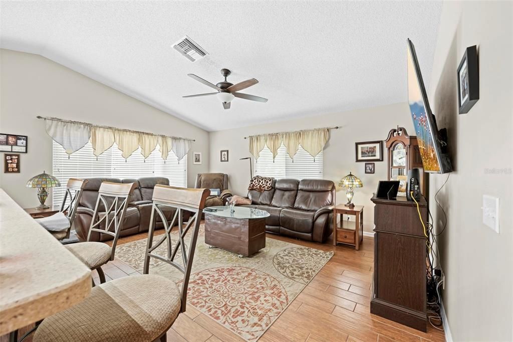 Activo con contrato: $375,000 (3 camas, 2 baños, 1949 Pies cuadrados)
