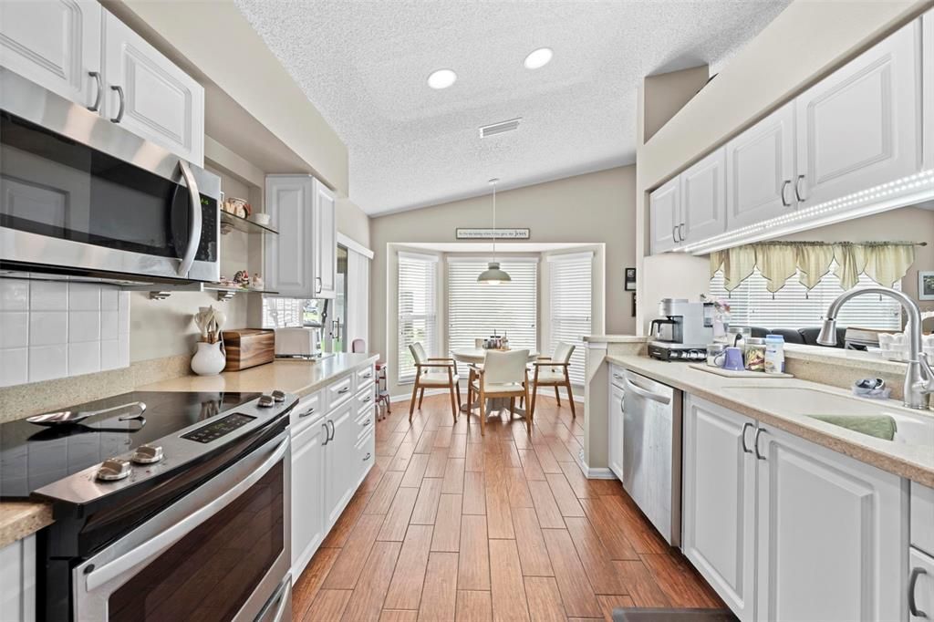 Activo con contrato: $375,000 (3 camas, 2 baños, 1949 Pies cuadrados)